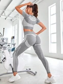 Seamless Striped Print Sports Set