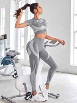 Seamless Striped Print Sports Set -Sculptive Wear 1691718238cc71e03a627185e980328b2829fc3c5d thumbnail 405x552