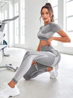 Seamless Striped Print Sports Set -Sculptive Wear 16917182431c537224362619300be582fbc5b34b41 thumbnail 405x552